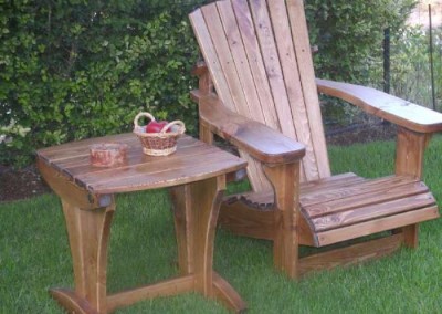 שולחן וכיסא מעץ לגינה