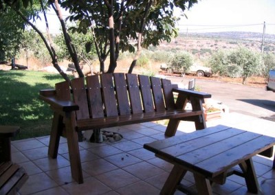 שולחן וספסל מעץ לגינה
